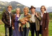 Maren (Uschi Glas, Mitte) kümmert sich gemeinsam mit ihrem Vater Maximilian (Horst Sachtleben, 2.v.re.) und Haushälterin Theres (Enzi Fuchs) um kranke Tiere. Maren freut sich über den Besuch ihres Sohnes Michael (Axel Schreiber) und lernt mit Maxi (Sabine Bach, re.) überraschend ihre Halbschwester kennen.