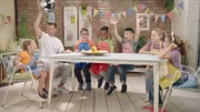 Alex und die Kinder kochen mit Orangen.