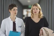 Dr. Theresa Koshka (Katharina Nesytowa, l.); Dr. Claudia Bergstedt (Tina Amon Amonsen, r.)