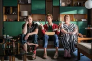 Während Fabian Anders (Moritz Treuenfels, M.) als Paartherapeut Tom (Knud Riepen, l.) und Tess Scharper (Gisa Flake, r.) beisteht, steckt seine eigene Beziehung gerade in der Krise.