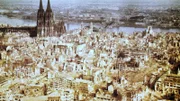 Nachdem Köln im März 1945 von den US-Truppen erobert und anschließend bei Remagen der Rhein überschritten wurde, ließ der Verteidigungswille der Wehrmacht nach und auch amerikanische Kamerateams durften in die von den Nazis befreiten Gebiete.