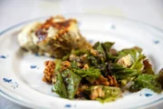 Kulinarische Spezialität: Gratin Dauphinois an grünem Salat mit Nussöl