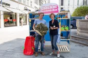 Checker Tobi mit Wirtschaftsexpertin Lea Hampel.
