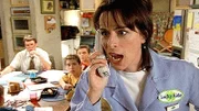 "Malcolm mittendrin", Erzählt wird der ganz normale Wahnsinn im Alltag einer durchschnittlichen US-Familie aus der Sicht des elfjährigen Malcolm (Frankie Muniz). Mit einem IQ von 165 geschlagen, besucht er eine Hochbegabten-Klasse, deren Schüler zwar Intelligenz-Bestien, doch totale Langweiler sind. Malcolms Eltern Hal und Lois führen ein mindestens so chaotisches Leben wie ihre anderen drei Söhne: Reese, Francis und Dewey, die einen Unfug nach dem anderen anstellen.Im Bild (v.li.): Bryan Cranston (Hal), Justin Berfield (Reese), Frankie Muniz (Malcolm), Jane Kaczmarek (Lois).