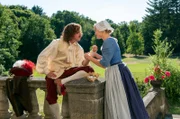 Kammerzofe Lisbeth (Luise von Finckh) verbindet Prinz Ludwigs (Jonas Lauenstein) verletzte Hand.