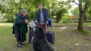 Fritz (Guido Hammesfahr) freut sich, dass Oma Nine (Sema Poyraz) und Keks sich gleich gut verstehen, auch ohne Sprache.