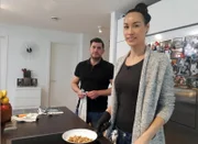 Gastgeberin Kerstin mit Schnibbelhilfe und Nachbar Thomas