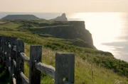 Worm‘s Head, der „Drachenkopf“, an der Rhossili Bay auf der Halbinsel Gower: eines der Highlights dieser an landschaftlichen Schönheiten reichen Küste.