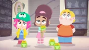 Im Museum sind die Frösche aus dem Terrarium entwischt und alle Schüler helfen dabei, die Frösche wieder einzusammeln. Auch Rebecca (l.), Nadine (M.) und Francois (r.).