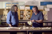 Mike Parker Pearson (re.) erklärt Peter Eeckhout (li.), dass eine neue Technik, mit der die DNA von Dutzenden Skeletten aus dem Neolithikum extrahiert werden konnte, gezeigt hat: Die Erbauer von Stonehenge hatten keine britischen Wurzeln.