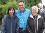 Trödelprofi Mauro Corradino (Mitte) mit Eleonore (re.) und deren Schwiegertochter Andrea