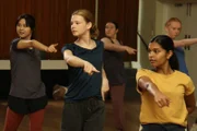 In der Tanzstunde üben Olivia (Elena Liu, v. l.), Hannah (Evie MacDonald, v. M.) und Natalie (Nandini Rajagopal, v. r.) eine Choreographie für den bevorstehenden Schulball ein.