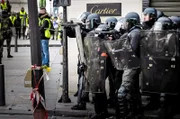 Gelbwestenprotest in Frankreich: Die von der Polizei genutzten weniger tödlichen Waffen töten tatsächlich seltener – aber sie können verstümmeln.