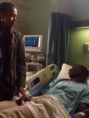 Eliette (Leilani Smith) und Jean Claude (Antonio Aaron) im Krankenhaus, nachdem Jean Claude von einem Auto angefahren wurde.