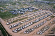 Sie alle können eine Geschichte erzählen, von ihren Reisen oder ihren Militäreinsätzen: Einige Maschinen sind auf dem Flugzeugfriedhof nur zwischengeparkt, andere dienen als Ersatzteillager und wieder anderen droht die Verschrottung.