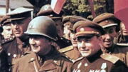 US-General Emil Reinhardt (l.), Kommandeur der 69th Infantry Divsion und Sowjet-General Rusakov beim Treffen der alliierten Truppen bei Torgau am 27.04.1945