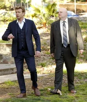 Agent J.J. LaRoche (Pruitt Taylor Vince, r.), der Leiter der Internen Ermittlung des CBI, bittet Patrick (Simon Baker, l.) um Hilfe, als ein Behälter, den er seit neun Jahren versteckt, plötzlich aus seinem Haus gestohlen wird ...