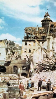 Nürnberg, Hitlers "Stadt der Reichsparteitage", hat nach einem blutigen Häuserkampf Ende April 1945 kapituliert und wurde damit zum bevorzugten Operationsgebiet der Kamerateams des "Special Film Project 186" der US-Airforce. (Foto: Nürnberg, Ende April 1945)