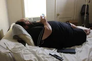 Wess im Bett mit seinem Telefon.