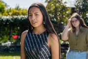 Jasmine (Arwen Diamond, v.) ist verärgert als sie sieht, dass ihre Freundinnen Olivia und Natalie die nicht eingeladene Hannah mit zu ihrer Party bringen.