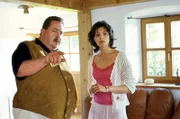 Die Rosenheim-Cops "Die zerbrochene Feder". Im Bild: Kommissar Korbinian Hofer (Josef Hannesschläger) bedrängt die Haushälterin Beata Kosnica (Margarita Breitkreiz) sich den Tatort genauer anzuschauen.
