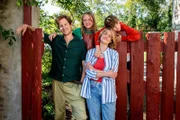 Fabian (Moritz Treuenfels, l.) und seine Frau Paula (Bettina Burchard, 2.v.r.) versuchen, mit ihren Kindern Mathilda (Heidi Tebroke, 2.v.l.) und Louis (Marian Dilger, r.) das Nestmodell zu leben.