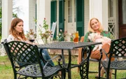Rose Monreaux (Aubrey Dollar, l.); Margaret Monreaux (Kim Cattrall, r.)