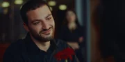 Samuel Lloris (Walid Al-Atiyat) flirtet mit Susan und stößt Ylva damit vor den Kopf.