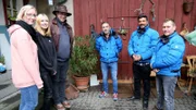 Samira (2te li.) und Natascha (li.) sind verzweifelt, denn ihr Vater Jürgen (3ter li.) ist der Sammelwut verfallen. Durch eine Krankheit kann sich Jürgen allerdings nicht mehr ausreichend um seine Schätze kümmern. Die Trödelprofis sollen beim Verkauf unterstützen.