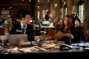 Versuchen, einen neuen Fall aufzudecken: Wayne (Owain Yeoman, l.) und Grace (Amanda Righetti, r.) ...