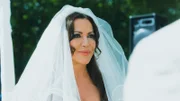 Vroni (Simone Thomalla) steht mit Wörner vor dem Altar.