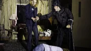 Catherine Willows (Marg Helgenberger) wird attackiert. Darla Kelly (Caryn Mower) liegt am Boden, als Catherine und Dr. Robbins (Robert David Hall, re.) die mysteriöse Krankheit, an der eine Reihe von Menschen in Las Vegas bereits gestorben sind, erforschen.