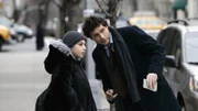Detective Cyrus Lupo (Jeremy Sisto) muss den Mord an einer jugendlichen Partygängerin aufklären und befragt Jugendliche auf der Straße. (li. Darstellerin unbekannt)