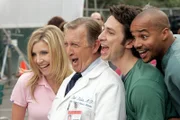 "Scrubs - Die Anfänger", "Mein Musical." Eine Frau bricht im Park zusammen und muss zur ärztlichen Behandlung ins Spital gebracht werden. Sie nimmt das Leben um sich herum plötzlich als Musical wahr. So hört sie Lieder über Männerfreundschaft, Elliots Wunsch ohne J.D. in ihr neues Haus einzuziehen und Carlas Überlegung wieder ins Berufsleben zurückzukehren.Im Bild (v.li.): Sarah Chalke (Elliot Reid), Ken Jenkins (Dr. Bob Kelso), Zach Braff (John 'J.D.' Dorian), Donald Faison (Chris Turk).