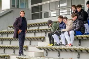 Aus den Spielern (Komparsen) des Fußballvereins bekommt Caspar Bergmann (Thomas Heinze, l.) nur wenig raus.