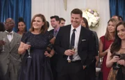 Auf der Hochzeit ihrer Kollegen fühlen (M.:) Brennan (Emily Deschanel) und Booth (David Boreanaz) sich so sorgenfrei wie schon lange nicht mehr und genießen mit den anderen Gästen die ausgelassene Stimmung.