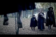 Das Leben von Suzanne Loyal (Anja Antonowicz) und ihrer Familie (Björn von der Wellen, Chiara Vaziri) ändert sich, als sie zur Flucht gezwungen werden.