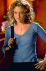 Sharona Fleming (Bitty Schram) begleitet Monk in das Haus eines angeblichen Mörders Dale Biederbeck. Doch der ist so fett, dass er an sein Bett gefesselt ist und sein Jahren das Haus nicht verlassen hat.