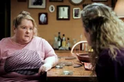 Margie (Magda Szubanski, li.) und ihre Partnerin Trish (Virginia Gay, re.) beim Abendessen