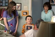 Wenn der Vatertag ansteht, setzt Frankie (Patricia Heaton, r.) alle Hebel in Bewegung, um für Mike (Neil Flynn, vorne), zusammen mit Sue (Eden Sher, l.), Brick (Atticus Shaffer, M.) und Axl, einen perfekten Tag zu organisieren. Ob sich Mike mit einem tollen Muttertag für Frankie revangiert?
