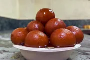 Aus Frischkäse, Kondensmilch, Mehl, Kardamom und Safran wird die Füllung für die typischen Pfannkuchen aus Rajasthan hergestellt, die zuletzt gebraten und in Zuckersirup getaucht werden.