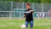 Jonas ist kleinwüchsig und gerade zwölf Jahre alt geworden. Mit nur 1,15 Meter Körpergröße ist er so groß wie ein Sieben- oder Achtjähriger. Das ist sein Handicap. - Jonas beim Rasenmähen.