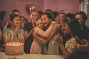 Olivia (Elena Liu, v.l.), Hannah (Evie MacDonald, v.M.l.), Natalie (Nandini Rajagopal, v.r.) und andere Gäste gratulieren Jasmine (Arwen Diamond, v.M.r.) zu ihrem Geburtstag.