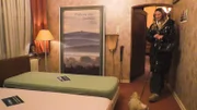Nach einem Konzert strandet Sängerin Leony in einem kleinen 3-Sterne-Hotel, das verzweifelt um bessere Qualitätsbewertungen kämpft.