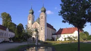 Die ehemalige Klosteranlage Baumburg liegt oberhalb von Alz und Traun auf einem Moränenrücken im Chiemgau.