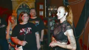 Prostituierte Delphia (re.) will mit Kieztouren auf der Reeperbahn neu durchstarten. Eine erfolgreiche Tour ist entscheidend für ihre Zukunftspläne.