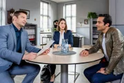 Die Kommissare Hansen (Igor Jeftić, l.) und Kaya (Baran Hêvî, r.) befragen die Bankberaterin Sabine Bamminger (Eva-Maria Reichert, M.) zu den Unregelmäßigkeiten auf einigen Kundenkonten.
