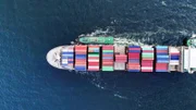 Ghana exportiert den Kakao von Accra, der Hauptstadt Ghanas mit großem Hafen, zu einem überwiegenden Teil unverarbeitet per Containerschiffen in die ganze Welt. Die tatsächliche Wertschöpfung findet außerhalb des Landes statt. Bei den Kakaobauern kommt weniger als zehn Prozent des Schokoladenpreises an.