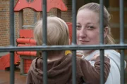 Eltern hinter Gittern. In einigen Fällen sind die Kinder mit im Gefängnis.