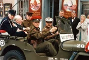 Karl Merkatz (Karl Bockerer, 2.v.li.), Heinz Marecek (Dr. Rosenblatt, 3.v.re.), Heinz Petters (Bruder von Hatzinger, 2.v.re.), Ida Krottendorf (Binerl Bockerer, re.).